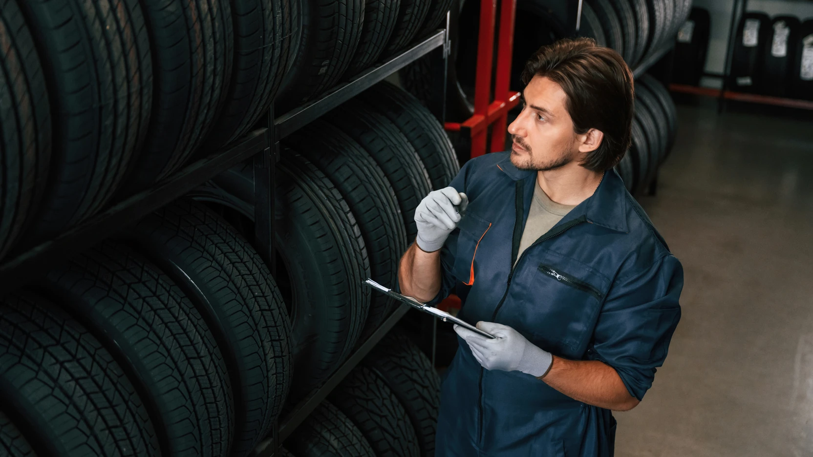 Hyundai Mitarbeiter im Service Reifen