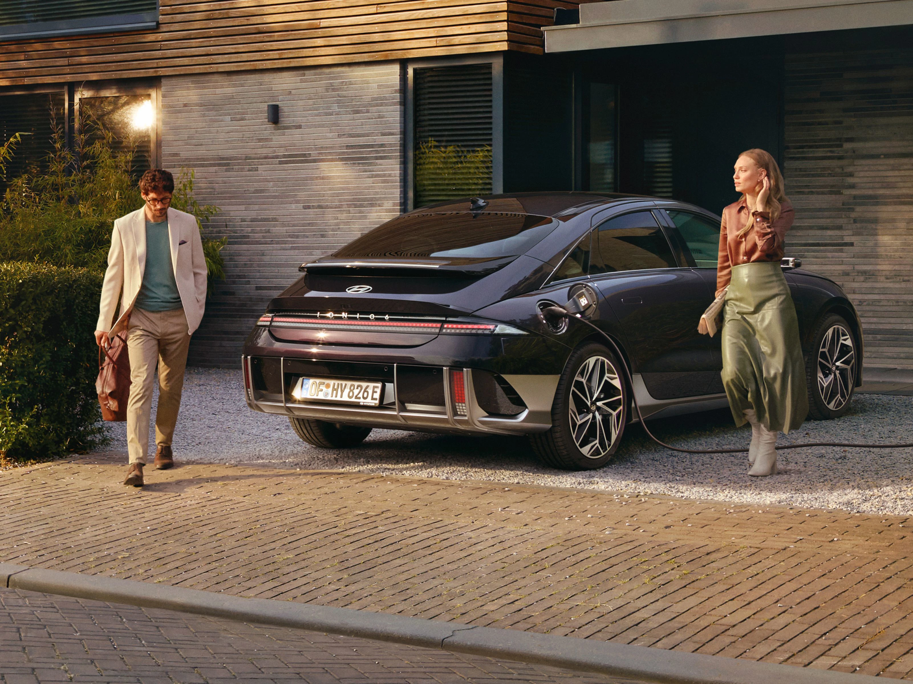 Hyundai IONIQ 6 Außendesign-MannundFrau