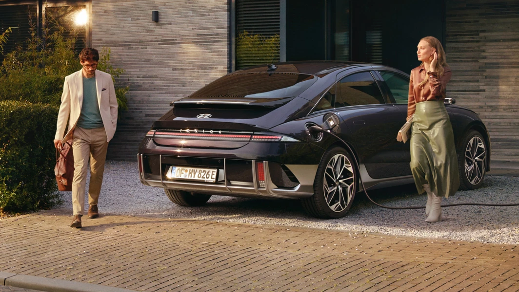 Hyundai IONIQ 6 Außendesign-MannundFrau